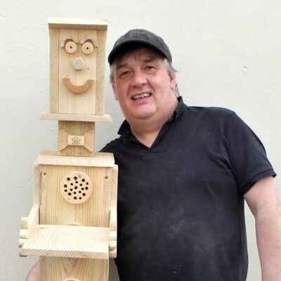 Shed member with robot bird table